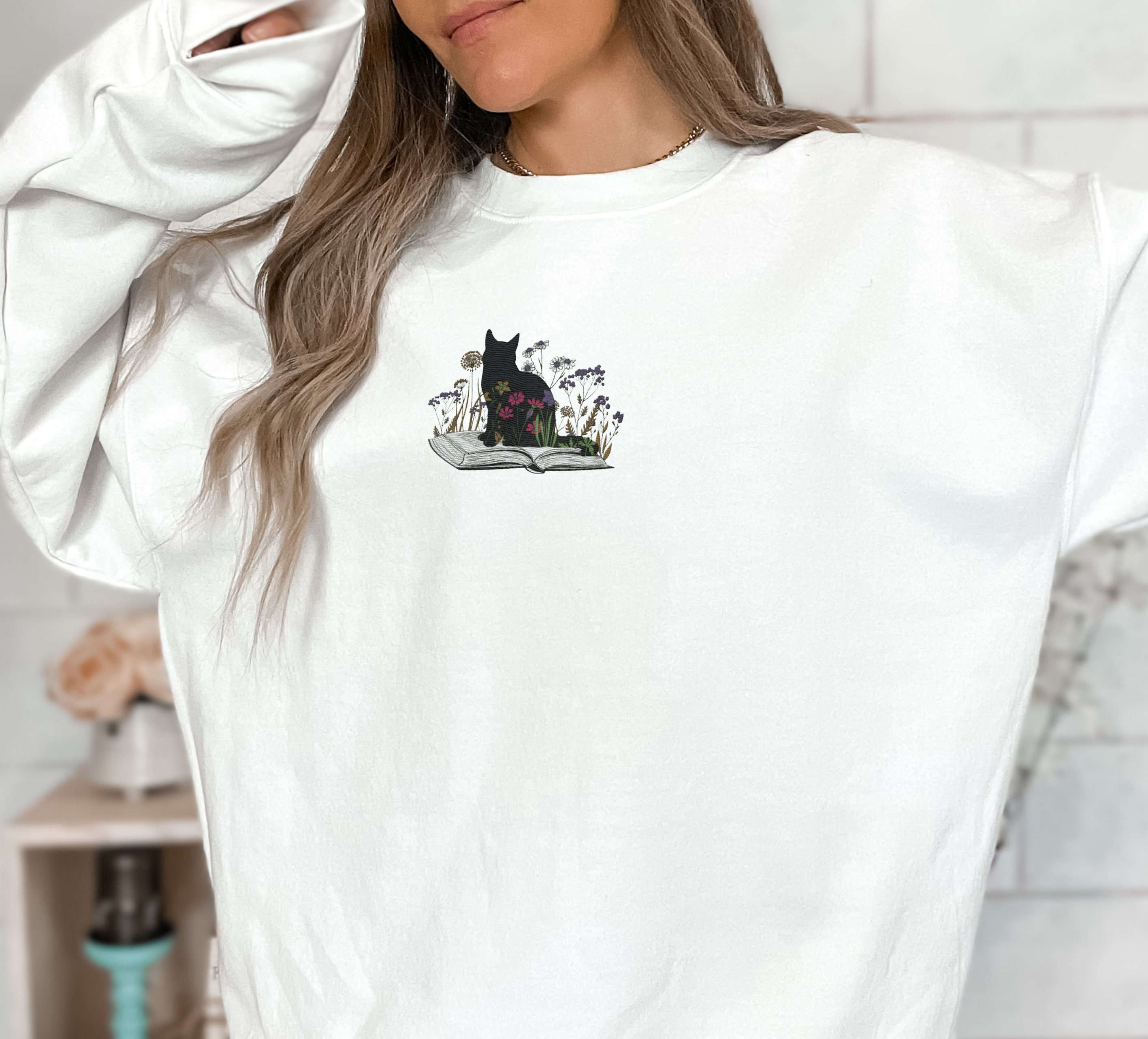 Stylish Embroidered Cat Sweatshirt with Book and Flower Design – Cozy Unique and Trendy