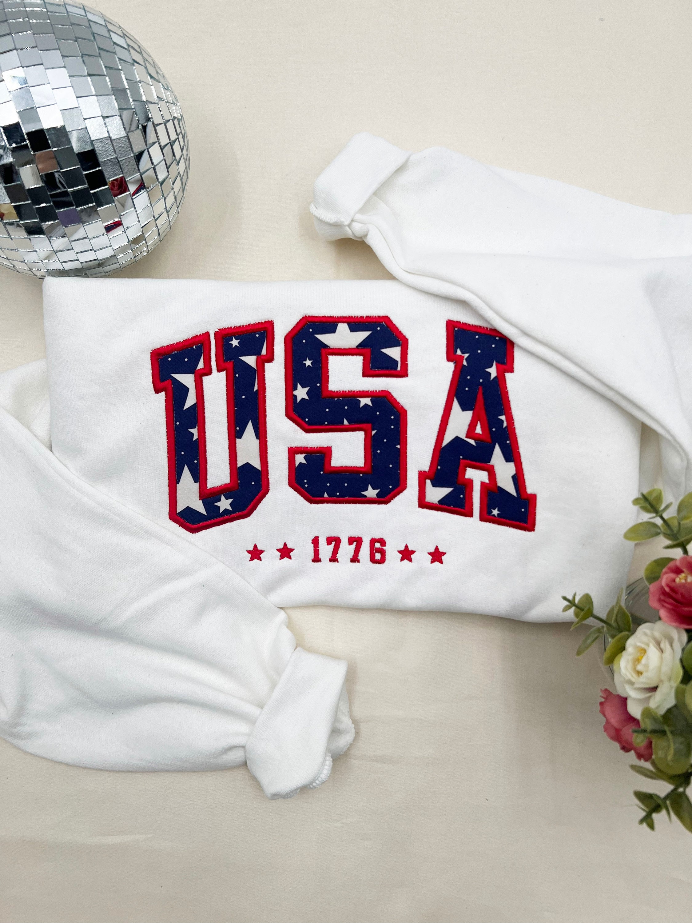 Patriotic Embroidered USA Applique Sweatshirt – Perfect for Independence Day & 4th of July Celebrations!