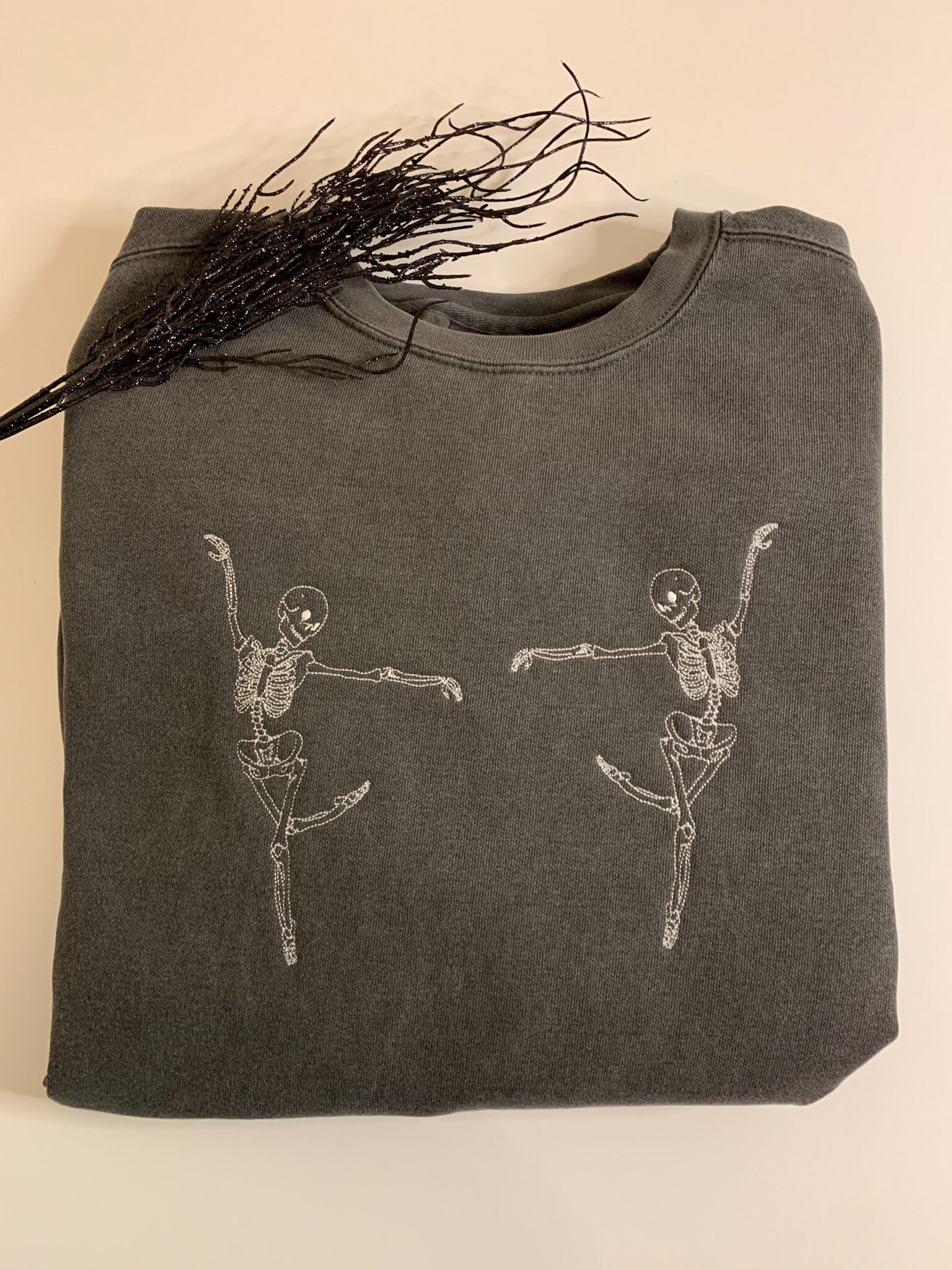 Spooky Skeleton Crewneck: Embroidered Comfort Colors® Sweatshirt for a Happy Halloween – Oversized & Fun!