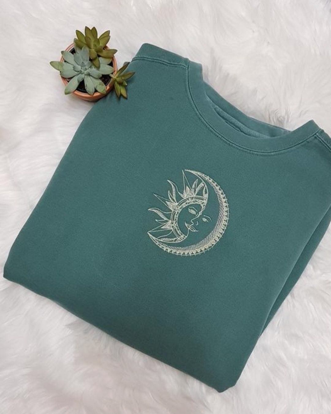 Vintage Oversize Embroidered Comfort Colors® Sun & Moon Sweatshirt – Retro Boho Aesthetic Women Sweater