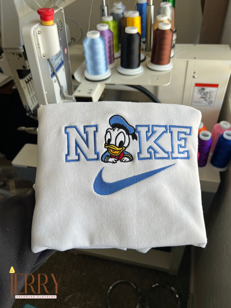 Disney x Nike: Donald Duck Embroidered Sweatshirt – Iconic Design for Disney Fans!