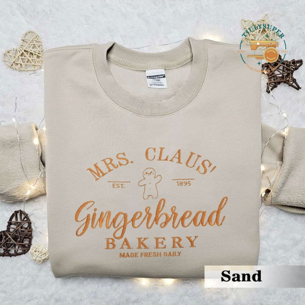 Mrs Claus Gingerbread Christmas Sweatshirt – Festive Embroidered Xmas Pullover for Gingerbread Bakery